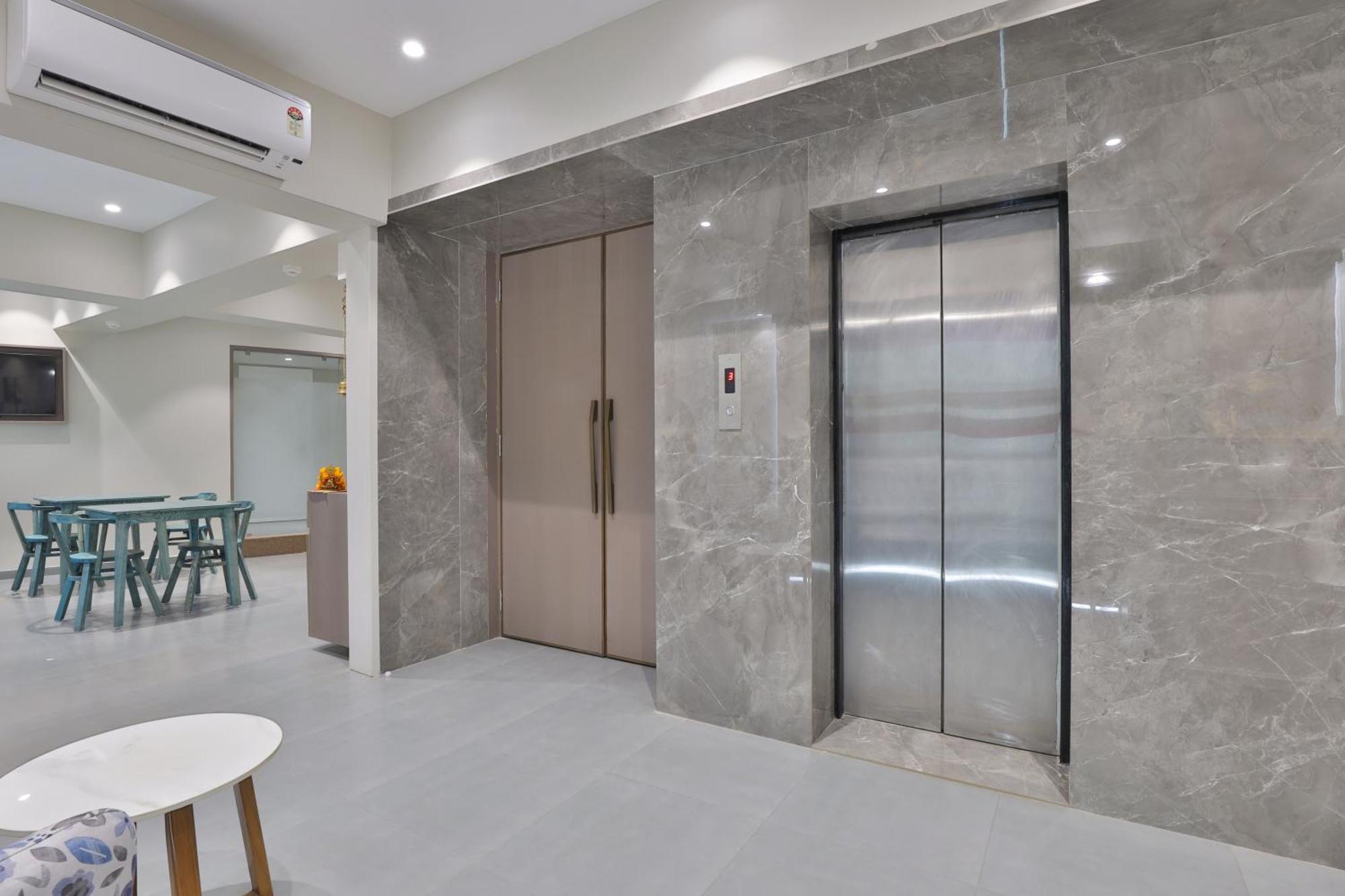 Hotel The Grand Suites Ahmedabad Buitenkant foto